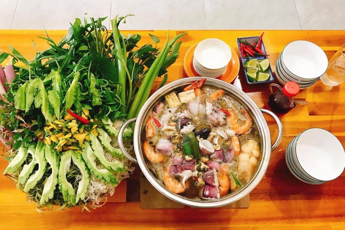 Lẩu mắm là món ăn đặc trưng của vùng miền Tây với hương vị đậm đà và sự kết hợp độc đáo từ nhiều nguyên liệu